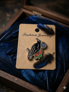 Pin 04 cuervo gótico | Accesorio oscuro y elegante