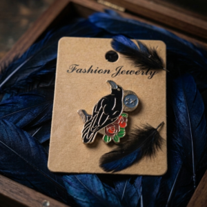Pin 04 cuervo gótico | Accesorio oscuro y elegante